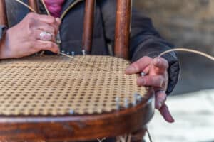 artisan tapissier à neuilly sur seine, cannage rempaillage et réfection de chaises, fauteuils et canapés